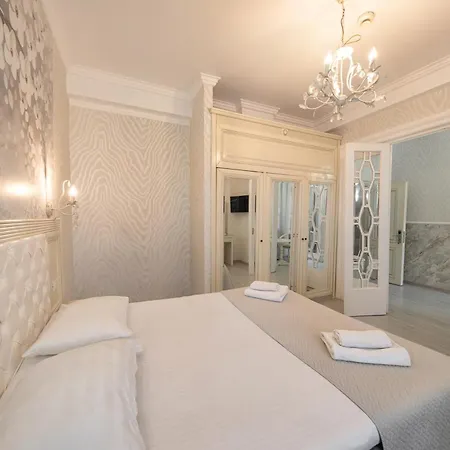 Carol Boutique & Bucarest