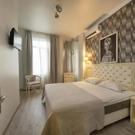 Carol Boutique & Ex Cornelia 3*