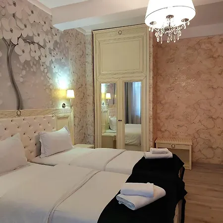 Carol Boutique & Ex Cornelia 3*