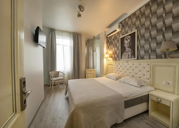 Carol Boutique - Cornelia 3*