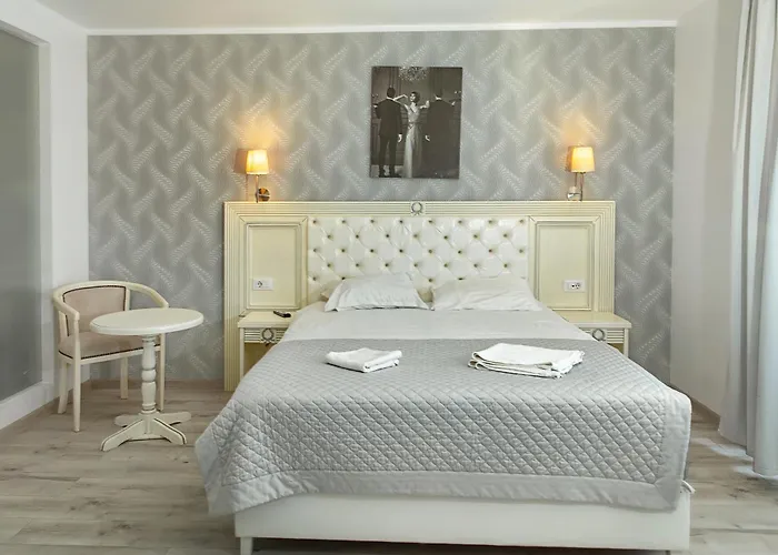 Carol Boutique - Cornelia