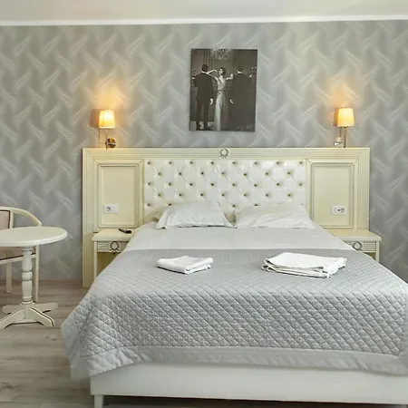 Carol Boutique - Cornelia