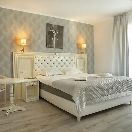 Carol Boutique - Cornelia Hotel 3*
