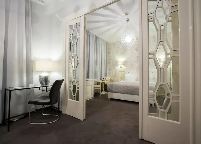 Carol Boutique - Cornelia Hotel