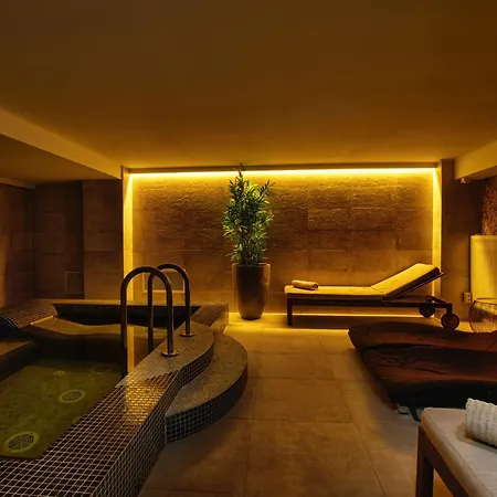 Carol Boutique & Ex Cornelia 3*